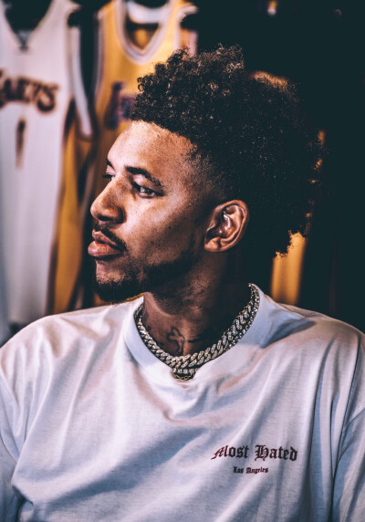 是其背后的 是其背后的