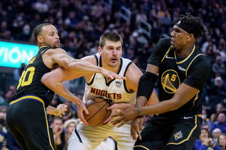 曼联以三人 曼联以三人